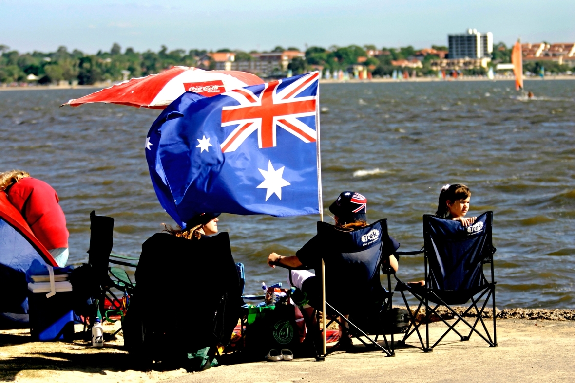 Familie feiert den australischen Nationalfeiertag mit einem Picknick in Perth.