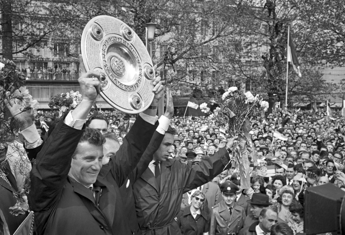 Die Mannschaft des 1. FC Köln feiert am 10. Mai 1964 in Köln ihren Meistertitel aus der Saison 1963/64. Der Kölner Spieler Hans Schäfer (links) hält die Meisterschale.