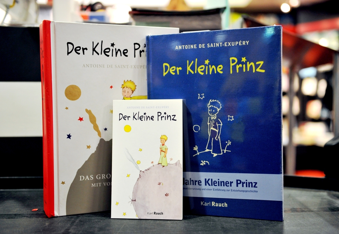 Verschiedene Ausgaben des Buches "Der kleine Prinz" von Antoine de Saint-Exupéry stehen am 30. März 2013 in einem Buchgeschäft.