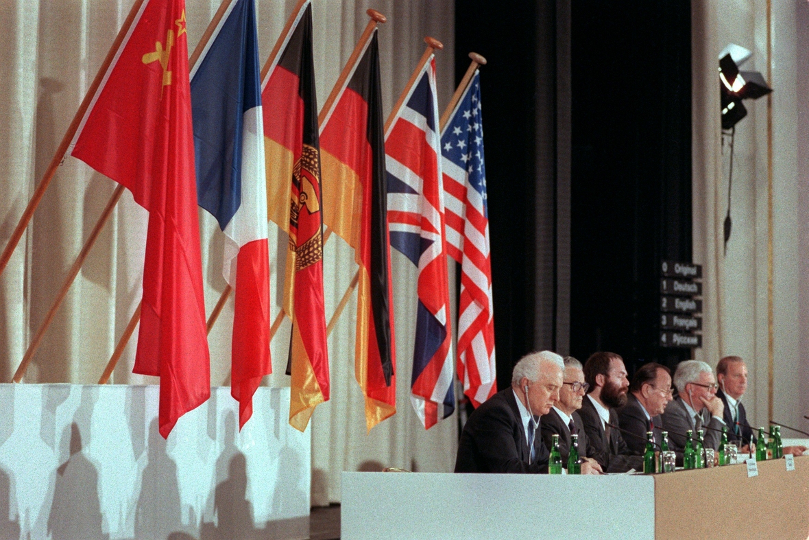 Die Teilnehmer der Zwei-plus-Vier"- Konferenz in Bonn vor den Flaggen ihrer Länder (von links nach rechts): Eduard Schewardnadse (Sowjetunion), Roland Dumas (Frankreich), Markus Meckel (DDR), Hans-Dietrich Genscher (Bundesrepublik), Douglas Hurd (Vereinigtes Königreich) und James Baker (USA). Am 5. Mai 1990 fand in Bonn die erste Runde der "Zwei-plus-Vier"-Konferenz  statt.