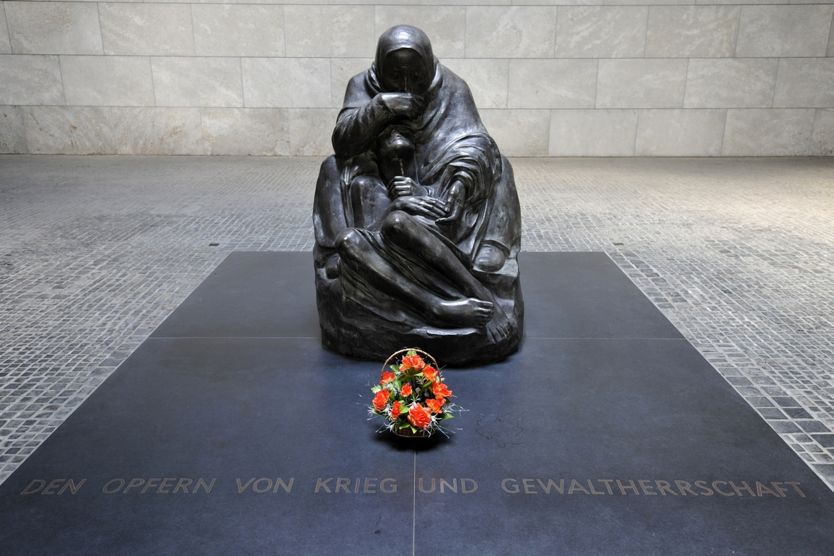 Die Neue Wache in Berlin, Zentrale Gedenkstätte der Bundesrepublik Detuschland. In der Mitte die Bronzeskulptur "Mutter mit totem Sohn" der Künstlerin Käthe Kollwitz