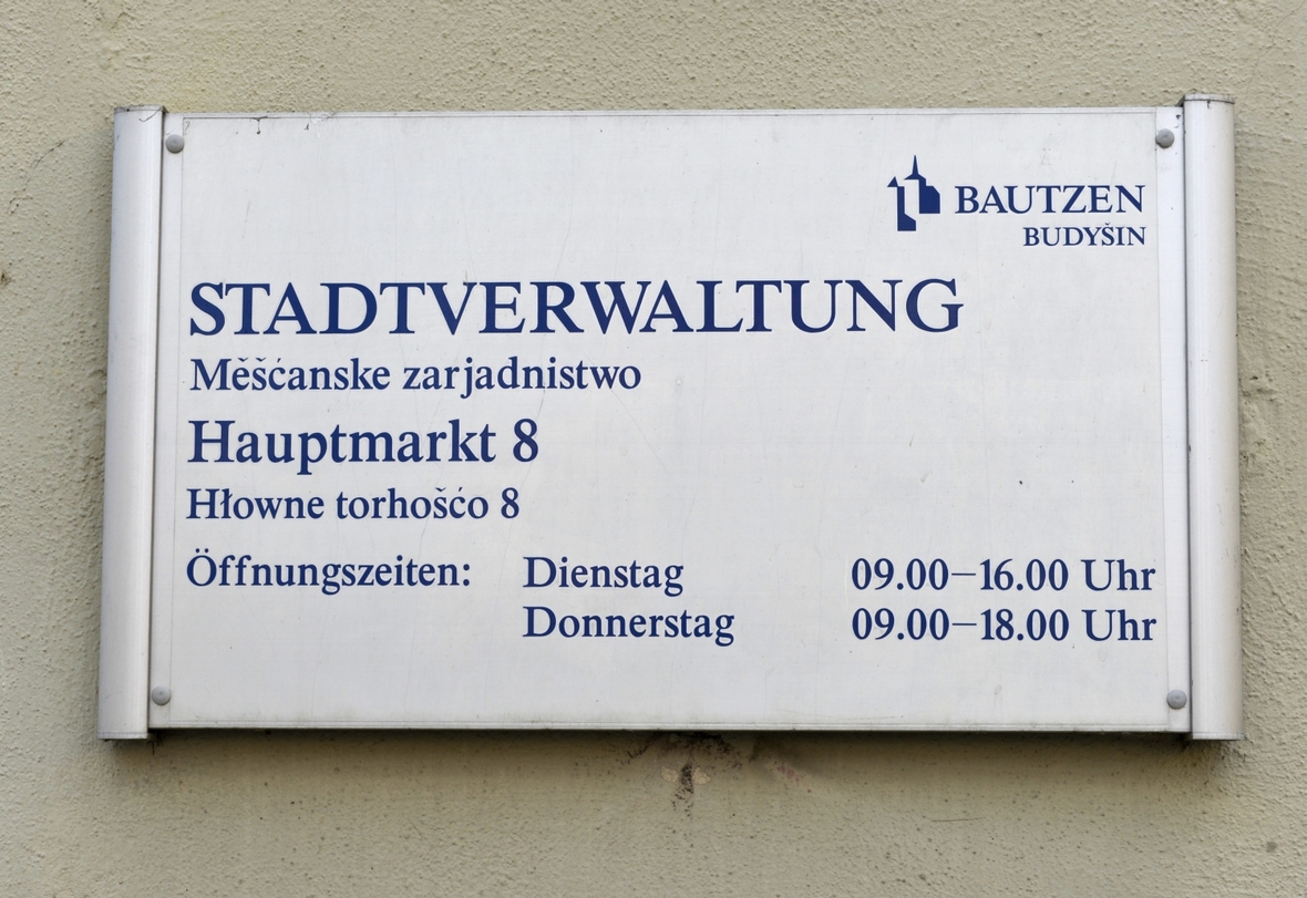 In Bautzen, wo viele Sorben leben, werden wichtige Informationen der Stadt auch auf Sorbisch angezeigt.