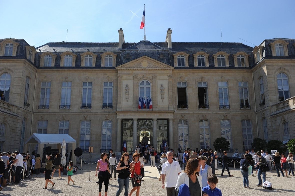 Menschen besuchen den Élysée-Palast, dem Amtssitz des französischen Präsidenten, am Tag der offenen Tür 2012