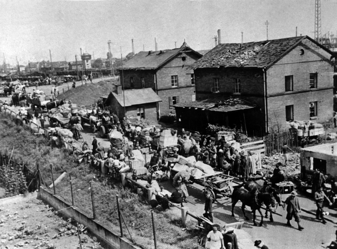 Flüchtlingstrecks fliehen 1945 vor den feindlichen Armeen in Osteuropa.