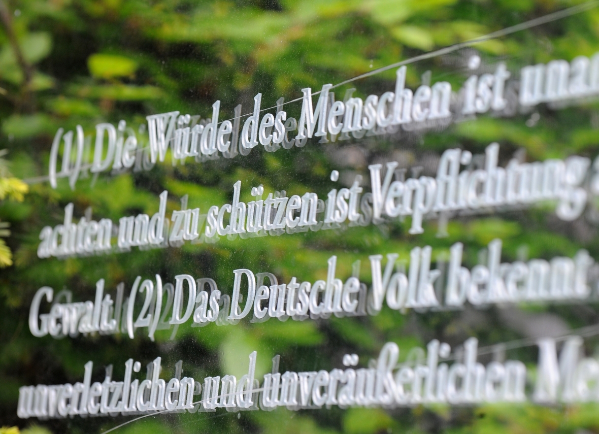 In Glasplatten eingeschrieben: Artikel 1 des Grundgesetzes "Die Würde des Menschen ist unantastbar"