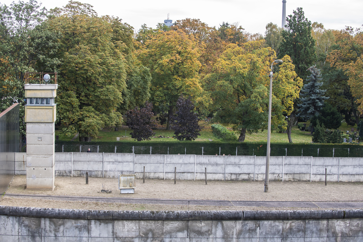 Ehemaliger Wachturm und Grenzanlage an der Gedenkstätte Berliner Mauer an der Bernauer Strasse in Berlin.