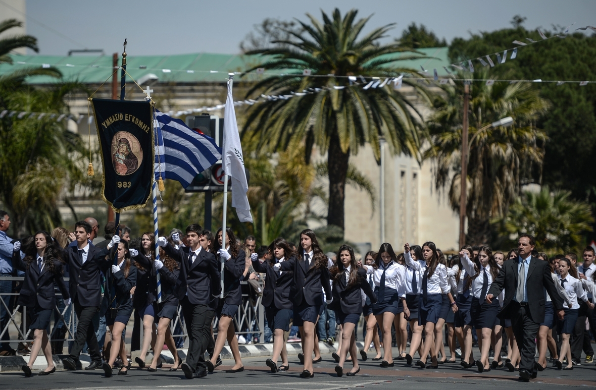 Junge Zyprioten feiern ihren Nationalfeiertag mit einer Parade.