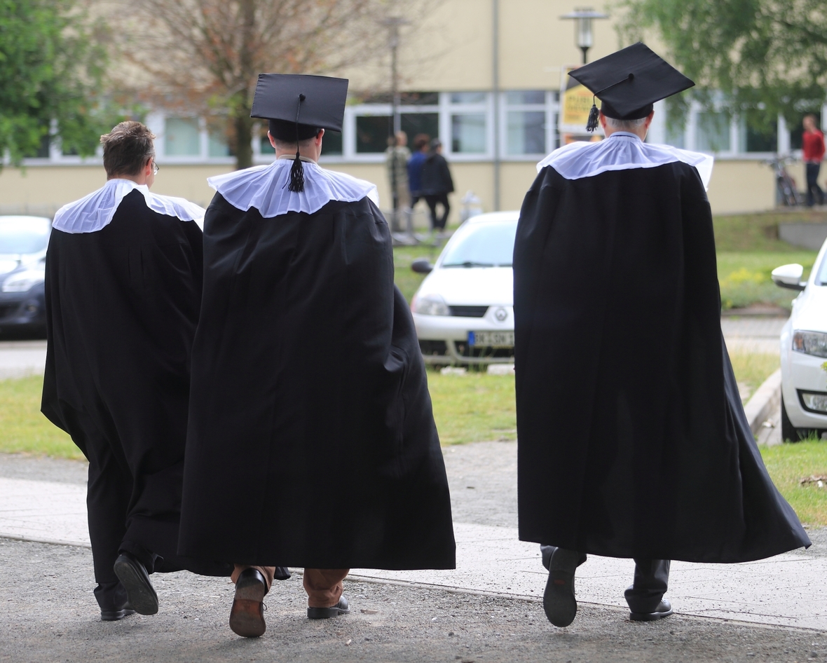 Bei manchen besonderen Feiern in der Universität tragen Doktorinnen und Doktoren einen Doktorhut und einen Talar. Das ist eine Art Mantel, der über der normalen Kleidung getragen wird.