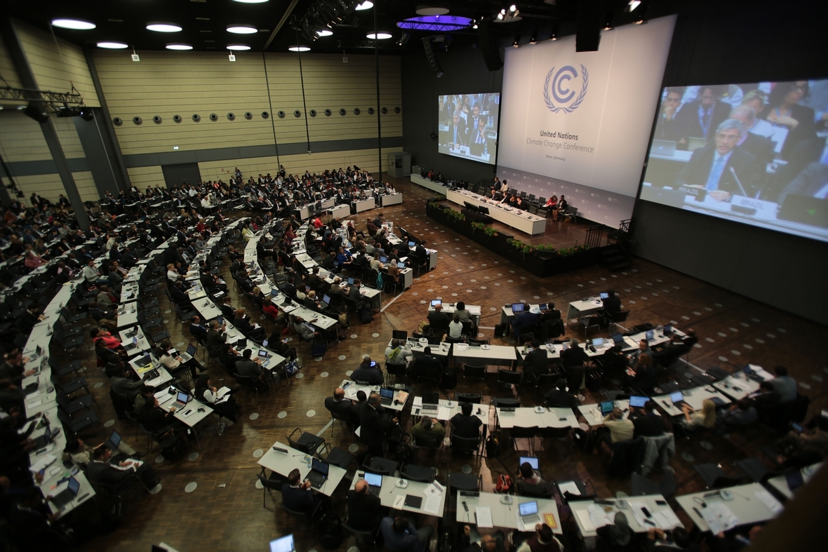 Bei der UN-Klimakonferenz in Bonn (Nordrhein-Westfalen) im Oktober 2015 beraten sich Abgeordnete zur Vorbereitung auf den späteren Klimagipfel in Paris.