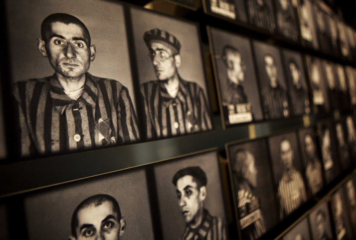 Fotos von Inhaftierten aus dem Konzentrationslager Auschwitz an der Mauer der Yad Vashem-Gedenkstätte in Jerusalem.