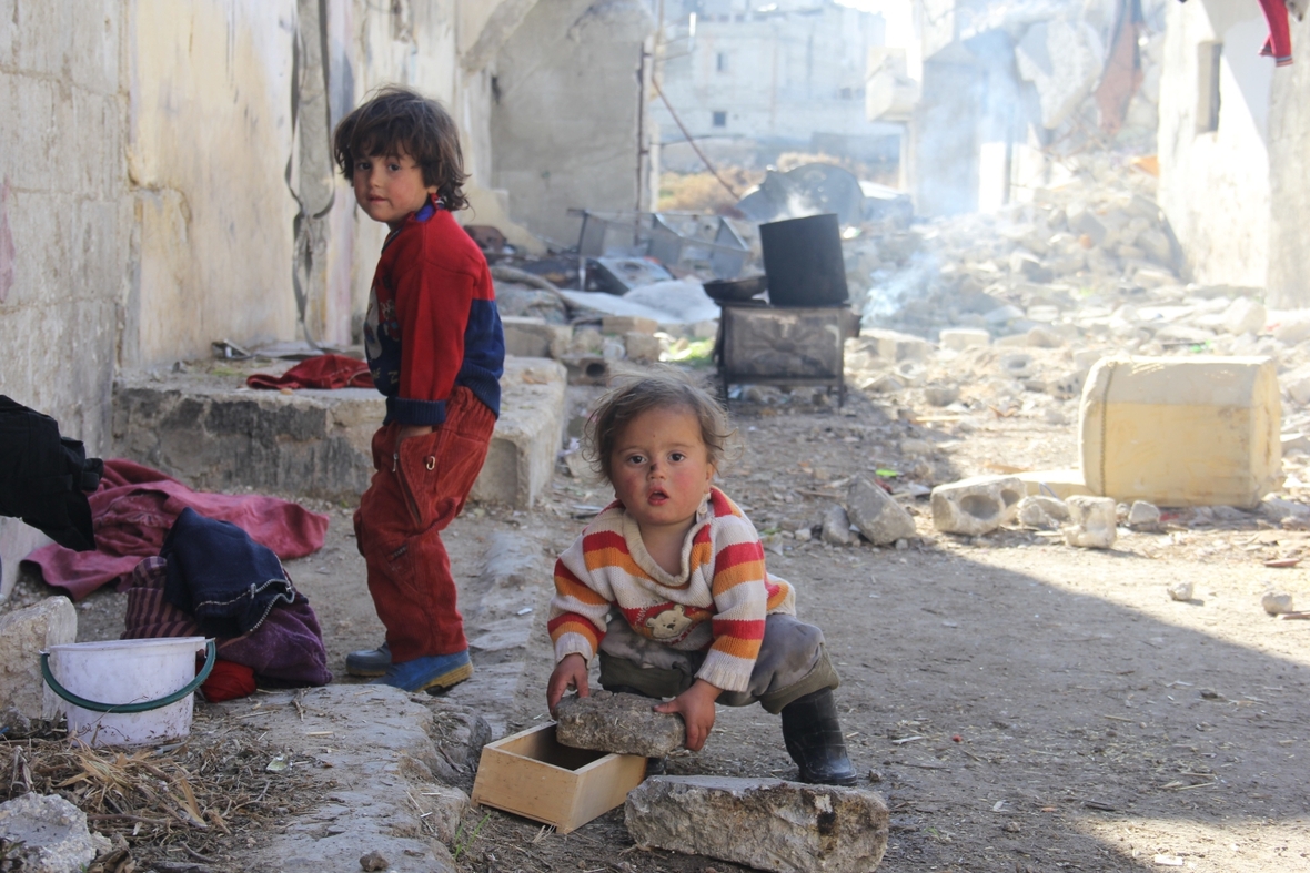 Kinder spielen und leben in den vom Bürgerkrieg zerstörten Häusern von Aleppo in Syrien
