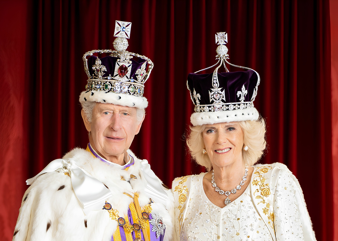 Charles und Camilla, König und Königin des Vereinigten Königreichs Großbritannien und Nordirland, tragen ihre Krone. Sie werden Majestäten genannt.