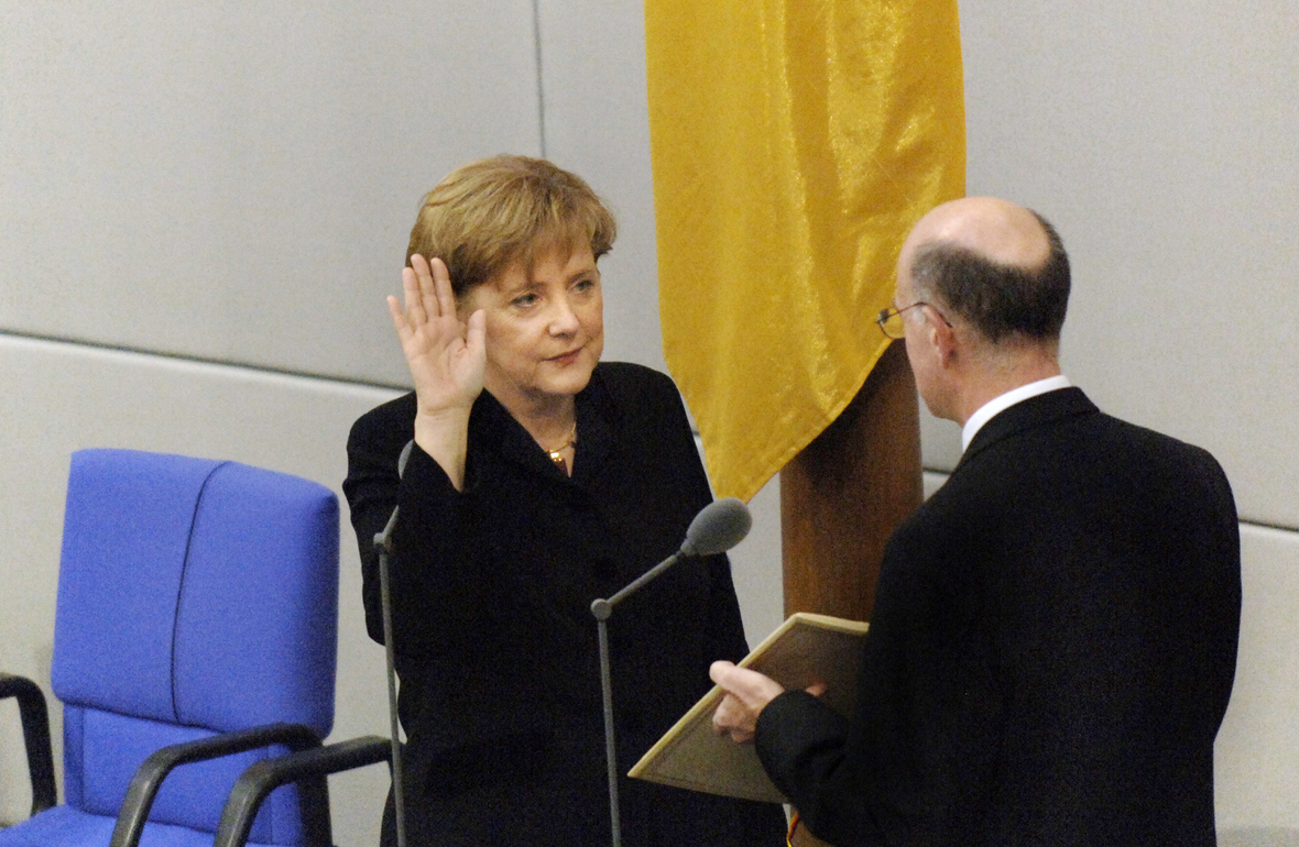 Angela Merkel (CDU) wird am 22.11.2005 im Deutschen Bundestag in Berlin als Bundeskanzlerin durch Bundestagspräsident Norbert Lammert vereidigt.