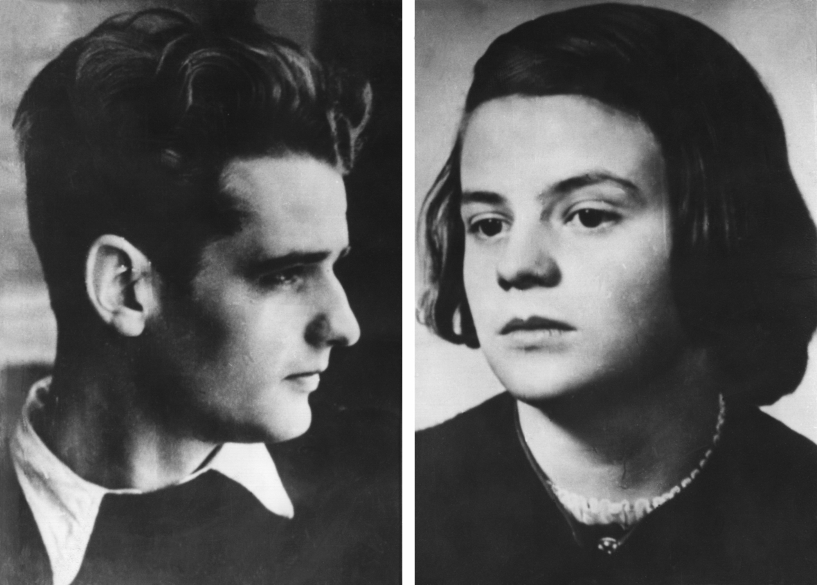 Hans und Sophie Scholl waren Gründer und Mitglieder der Widerstandsgruppe "Weiße Rose" an der Münchner Universität. Das Geschwisterpaar wurde nach einer Flugblattaktion gegen die nationalsozialistische Herrschaft am 18.2.1943 verhaftet und gemeinsam mit Christoph Probst im Gefängnis Stadelheim in München am 22.2.1943 hingerichtet.