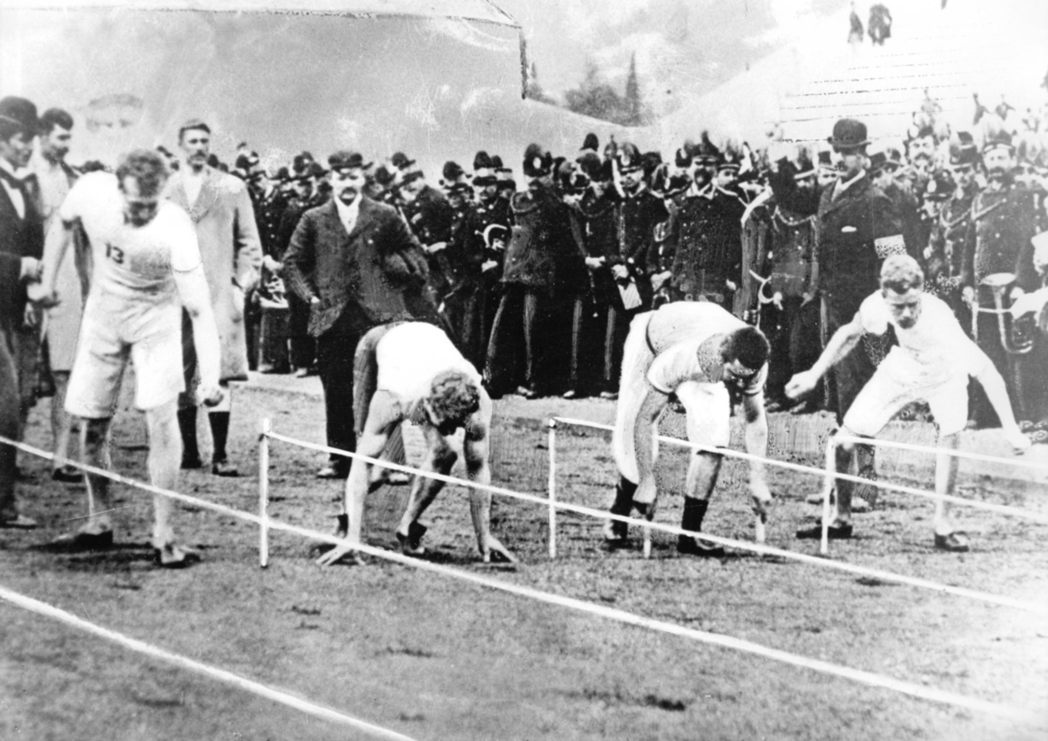 Beim 100-Meter-Lauf während der Olympischen Spiele in Athen im April 1896 starten der US-Amerikaner Thomas Burke (2. von links) und der Deutsche Fritz Hofmann (2. von rechts) mit der neuartigen Tiefstart-Technik.