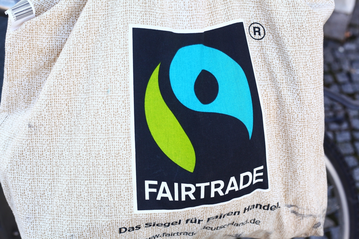 Faitrade steht unter dem Fairtrade-Logo auf einer Jutetasche.