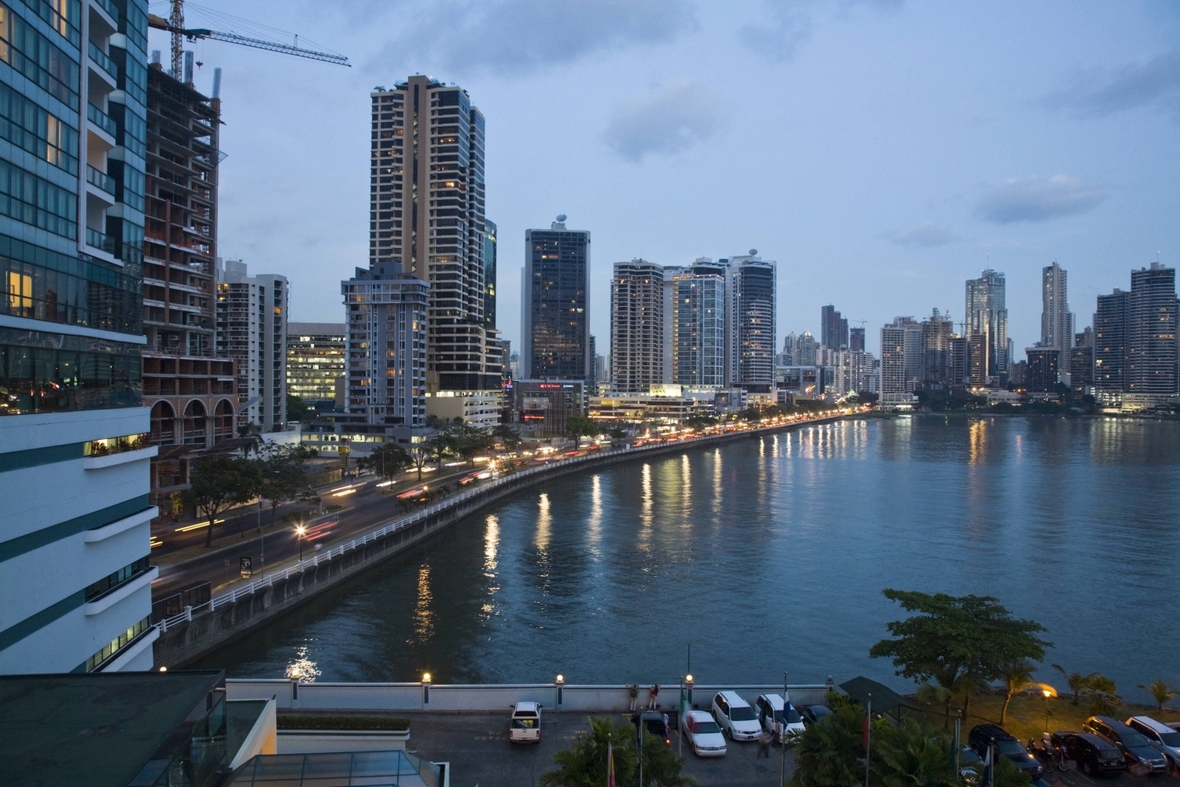 Die nächtliche Skyline von Panamas Hauptstadt Panama-Stadt.