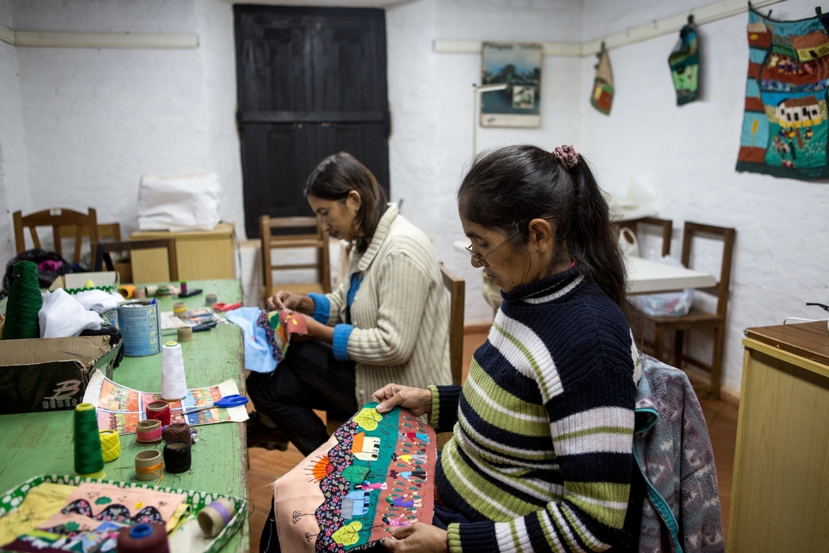 Frauen in Paraguay bei der Handarbeit.