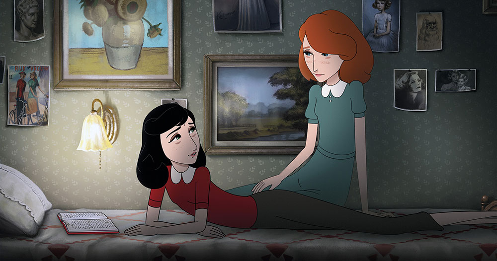 Szenenbild: Anne (links) und ihre erfundene Freundin Kitty (rechts) auf dem Bett. Sie unterhalten sich.