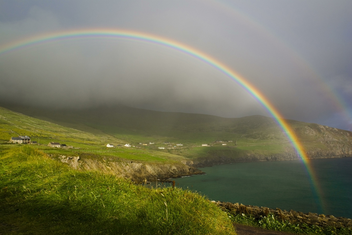 Ein leuchtend bunter Regenbogen im County Kerry in Irland.