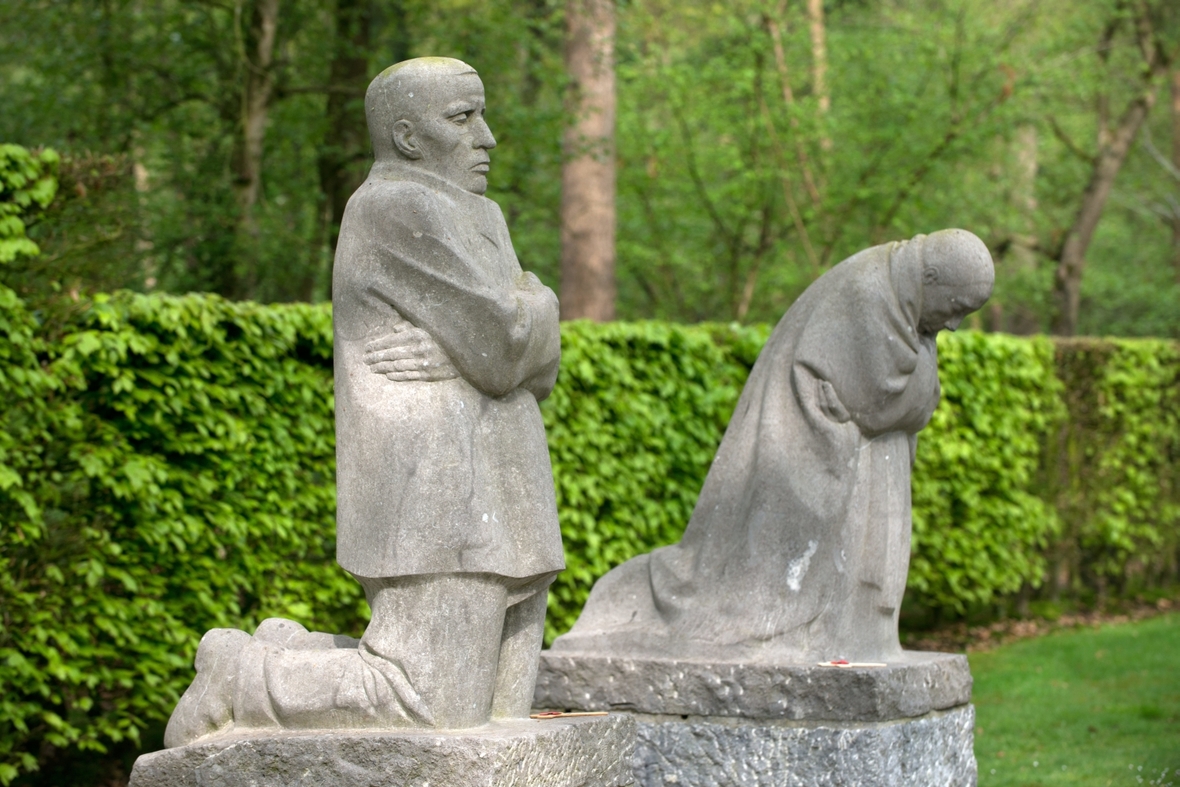 Käthe Kollwitz Denkmal „Die trauernden Eltern“, das auf dem Soldatenfriedhof in der Nähe von Ostende (Belgien) steht. Dort wurde auch ihr Sohn begraben.