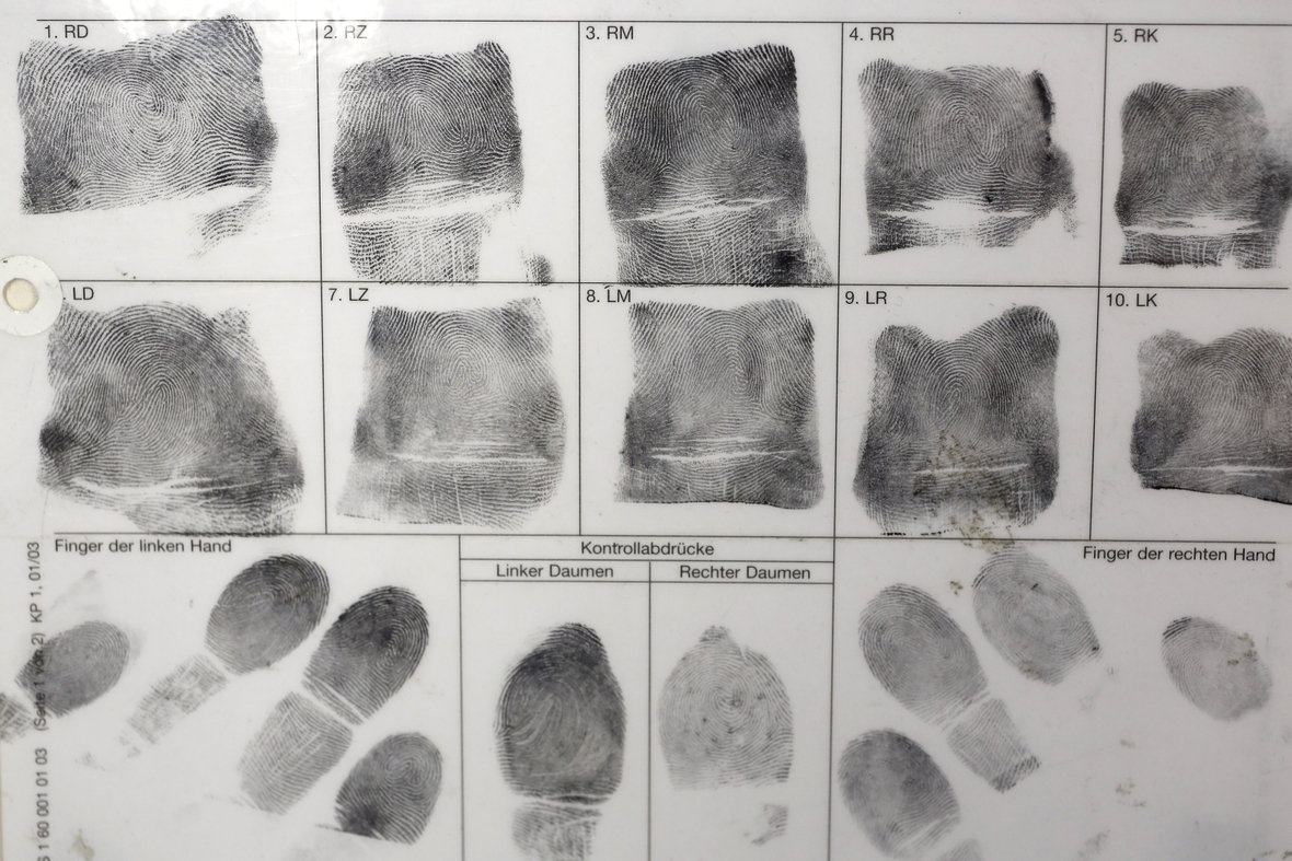 Dies ist eine Schautafel der Bundespolizei zur Abnahme von Fingerabdrücken.