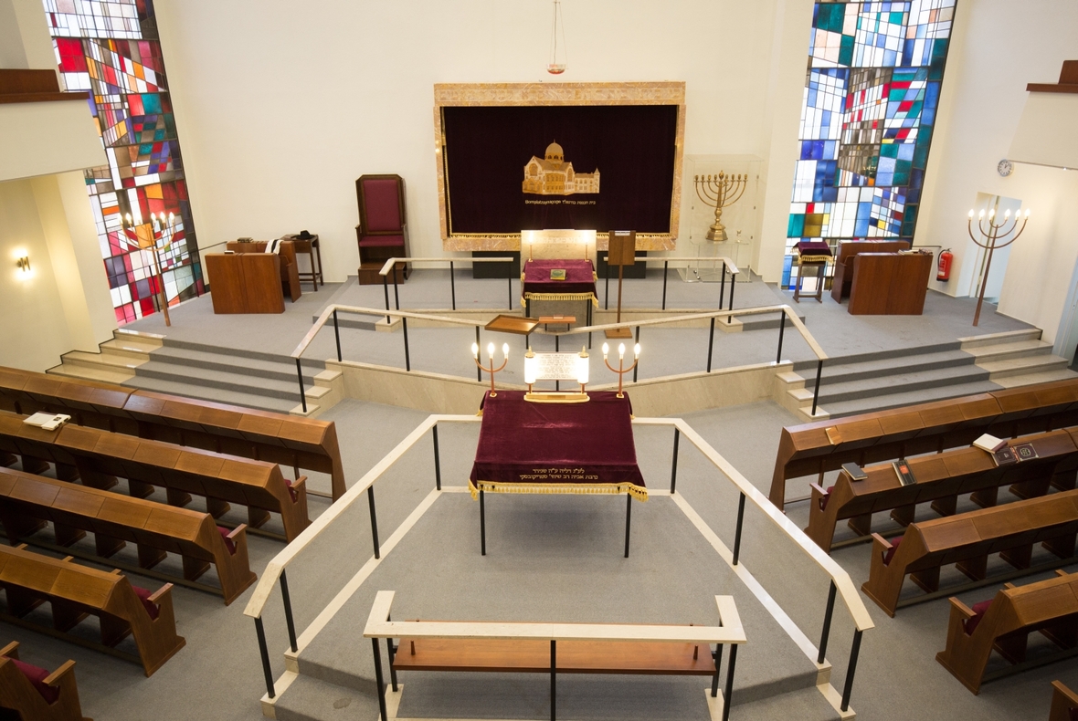 Synagogen heißen die Gebetshäuser der Juden. Hier die Innenansicht der Synagoge Hohe Weide in Hamburg.