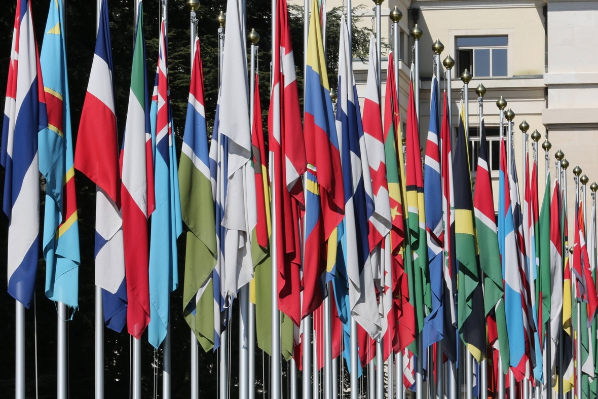 Das UNO-Hauptquartier in Genf ist der Zweite Hauptsitz der UNO. Hier sieht man die Fahnen aller UNO-Mitgliedsstaaten.