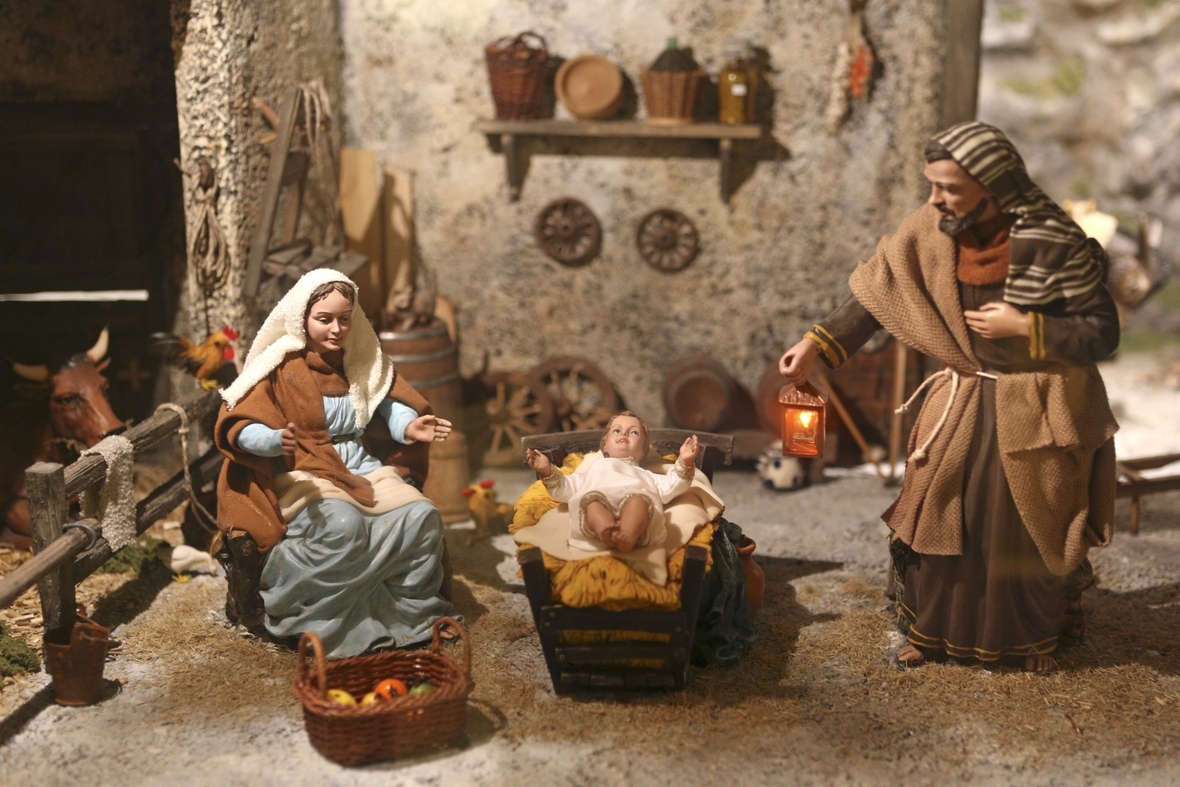 Die Weihnachtskrippe mit den Figuren von Josef, Maria und Jesus zeigt die Geschichte von Christi Geburt. Die Bibel erzählt, dass er in einem Stall in Bethlehem zur Welt kam. 