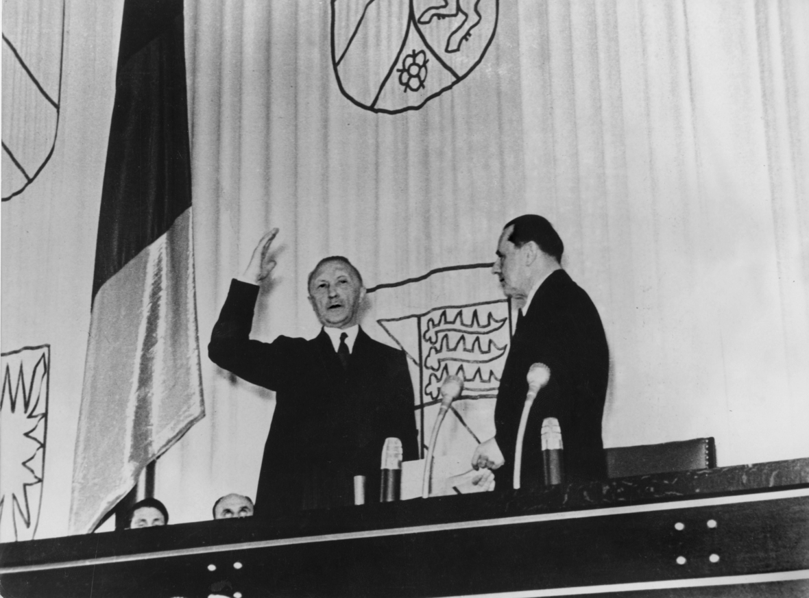 Konrad Adenauer (links im Bild) wurde am 15. September 1949 als erster Bundeskanzler der Bundesrepublik Deutschland vereidigt. 