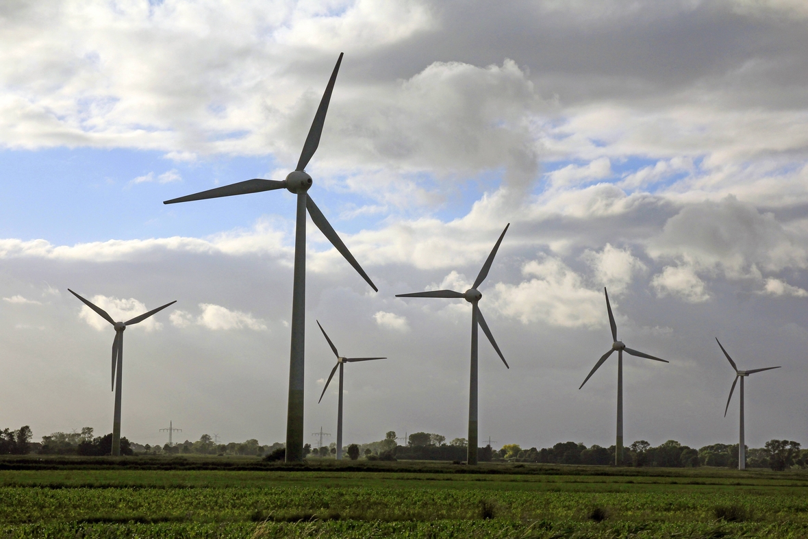 Windräder werden zur Energiegewinnung in Ostfriesland eingesetzt.