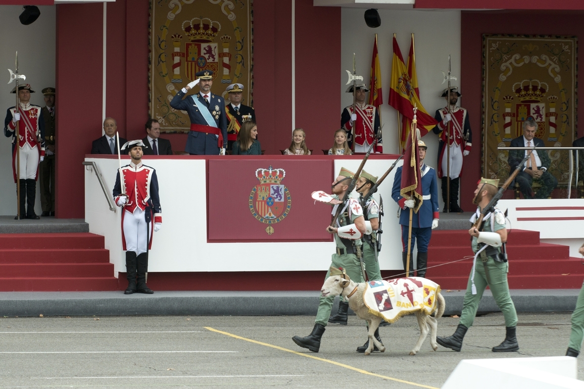 Die spanische Königsfamilie schaut sich die Militärparade am 12. Oktober, dem spanischen Nationalfeiertag, an.