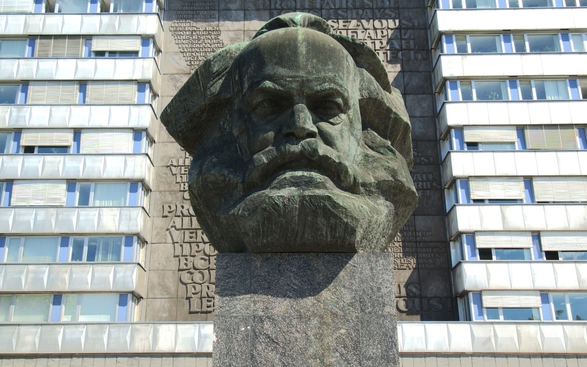 كارل ماركس (1818-1883) كان من أكثر المؤثرين الناقدين للرأسمالية. وهذا نصب تذكاري له في كيمنيتس.