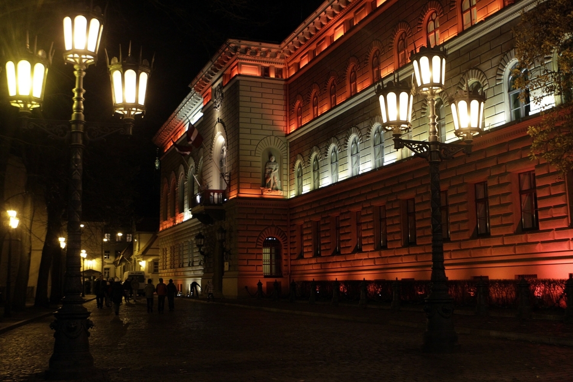 8. November 2011: Für die Feierlichkeiten wird das Parlamentsgebäude in Riga, Lettland, angestrahlt.