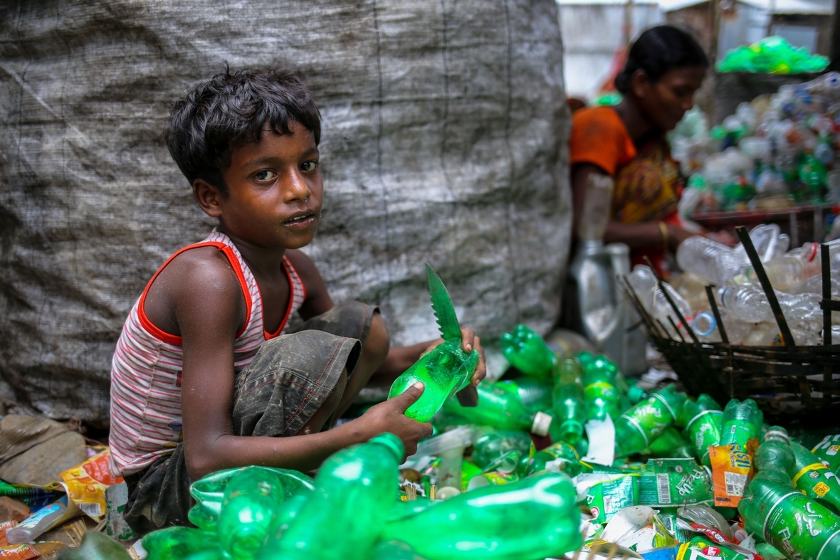 Kinder arbeiten überall: in Teppichfabriken, auf der Müllkippe, im Haushalt. Fast drei Viertel aller Kinderarbeiter werden in der Landwirtschaft oder in der Fischerei eingesetzt. Hier sammelt ein Kind in Bangladesch Plastikmüll, um dieses zu Geld zu machen.