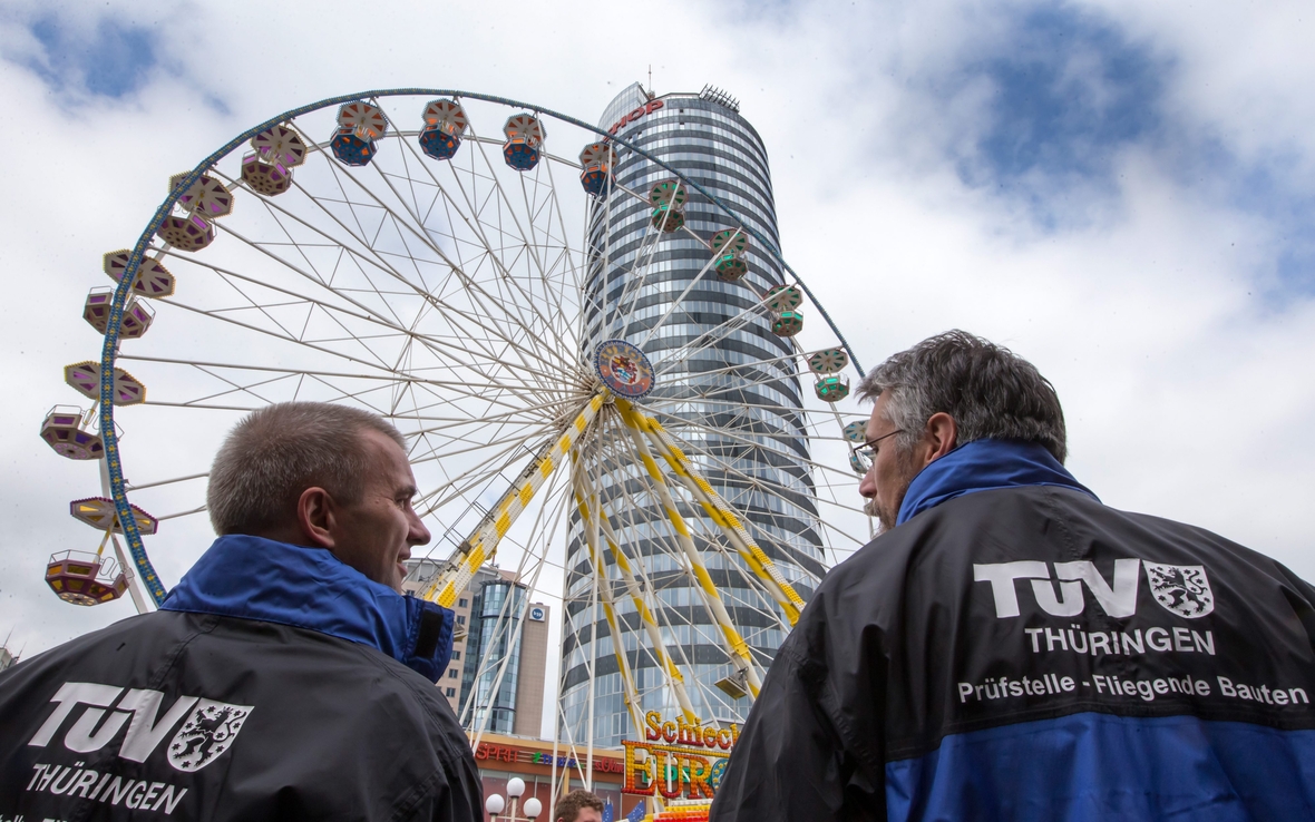 Auf einem Jahrmarkt prüft der TÜV, ob mit Riesenrad, Karussell und anderen Fahrgeschäften alles in Ordnung ist.