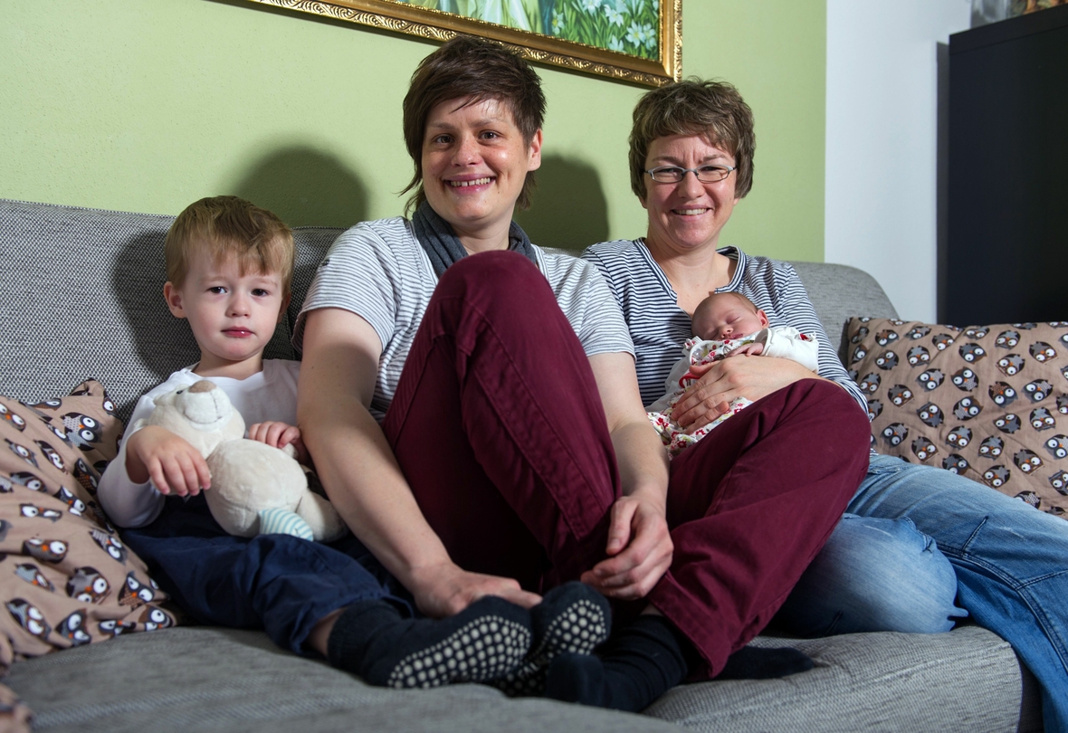 Das Foto zeigt Gabriel, seine kleine Schwester Emilia und seine beiden Mütter.