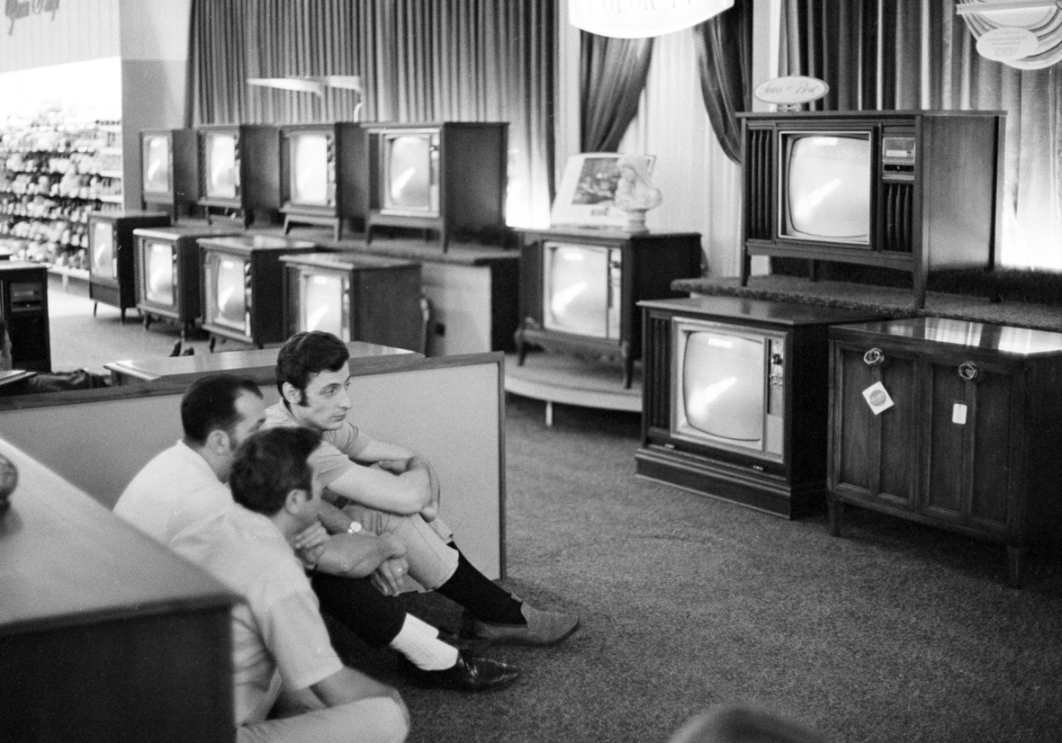 16. Juli 1969: Gespannt verfolgen Menschen in Geschäften den Start der Apollo 11 im Fernsehen.
