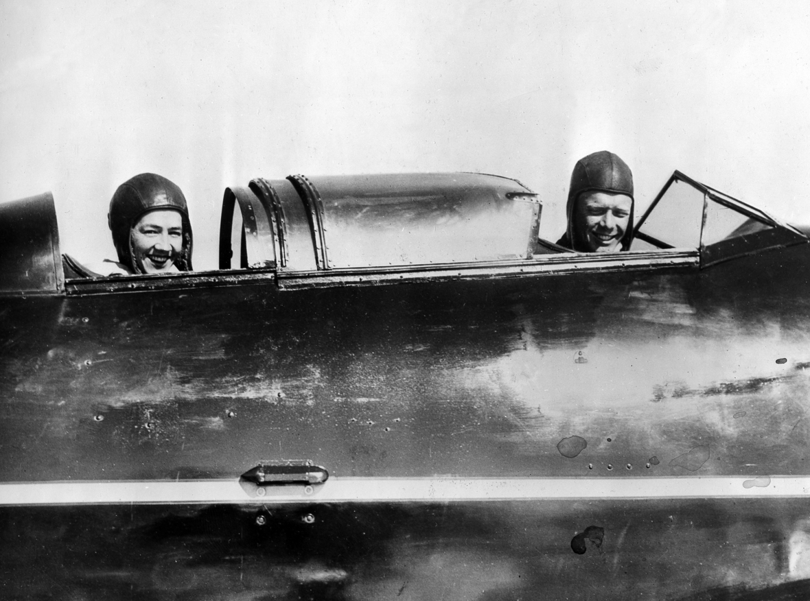 Foto von Anne Morrow und Charles Lindbergh in ihrem Flugzeug