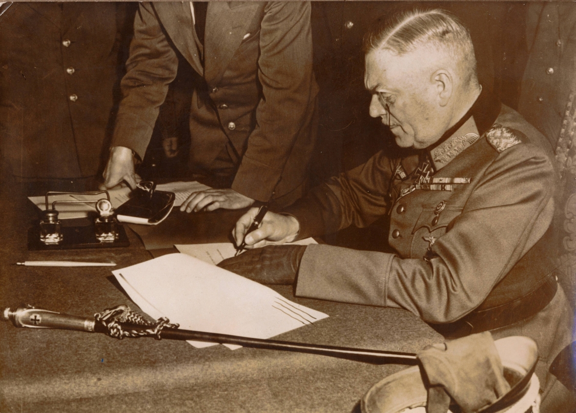 Deutschland erklärte am 8. Mai 1945 seine bedingungslose Kapitulation. Damit war der Krieg beendet. Hier unterzeichnet ein General in Berlin die Kapitulationsurkunde. 