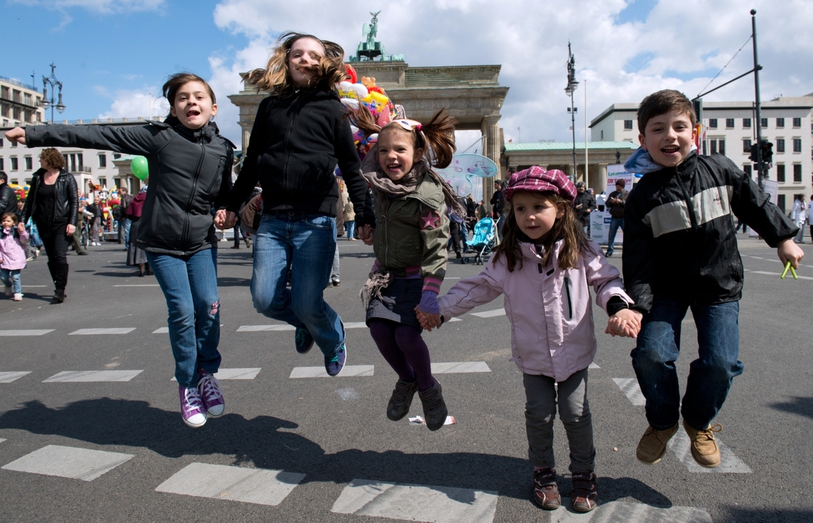 Kinder springen auf dem Internationalen Kinderfest "23 Nisan" vor dem Brandenburger Tor in Berlin.