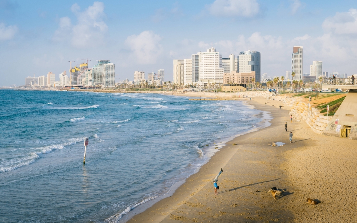 Skyline eines Stadtviertels von Tel Aviv in Israel, im Vordergrund das Mittelmeer.

