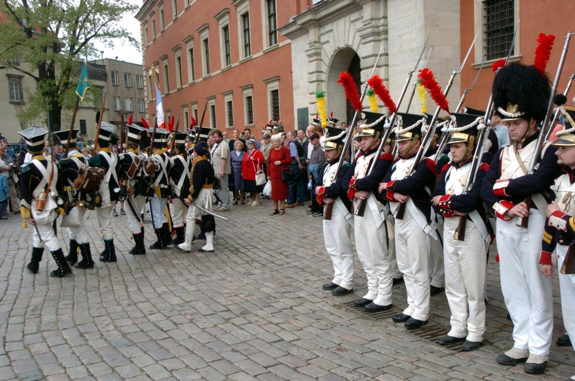 Warschau: Eine Parade von Soldaten in historischen Uniformen zum polnischen Nationalfeiertag am 3. Mai.