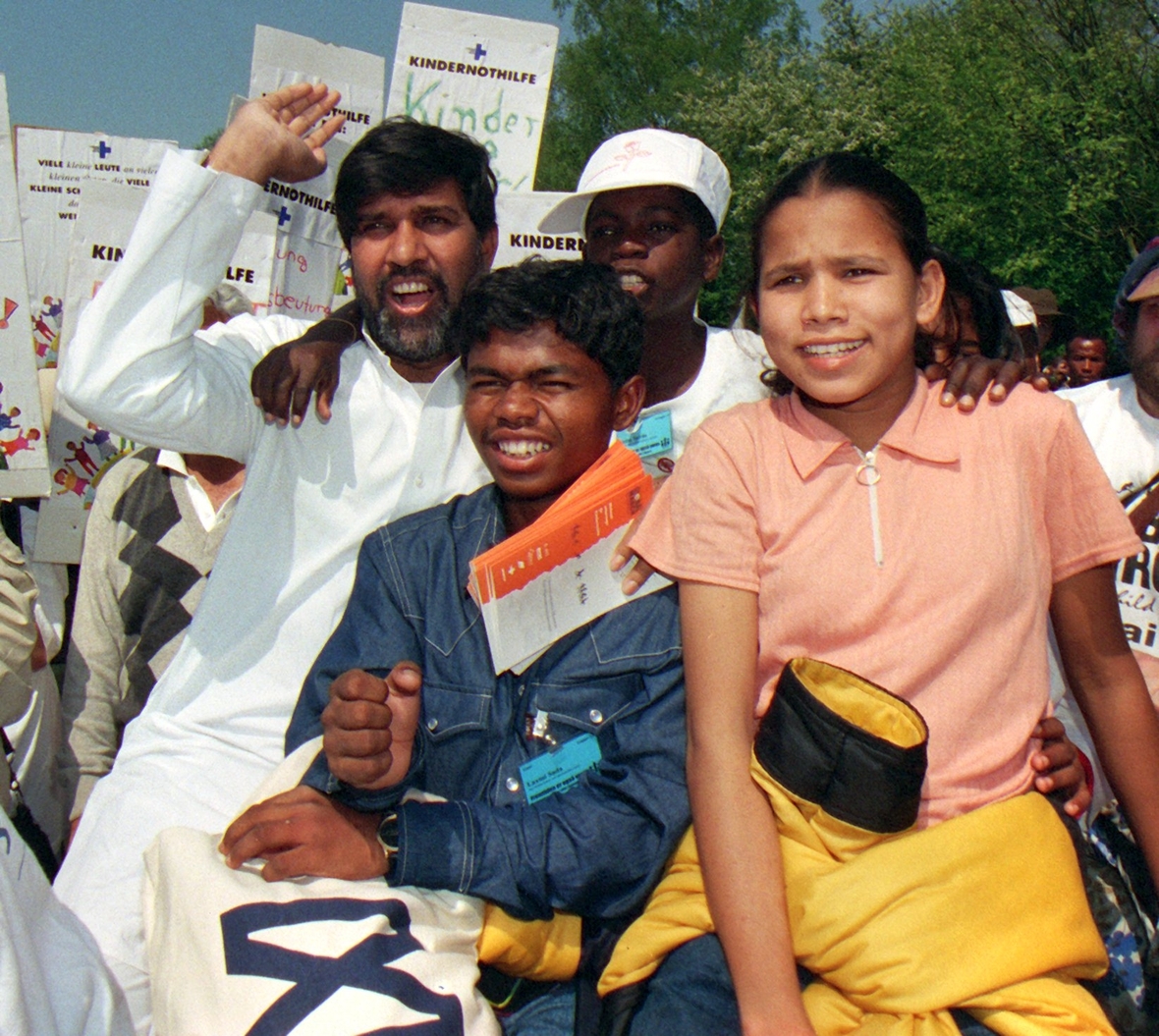 Gemeinsam stark – Demonstration gegen Kinderarbeit. Kailash Satyarthi (links) hatte am 10. Mai 1998 einen weltweite Aktion geplant.