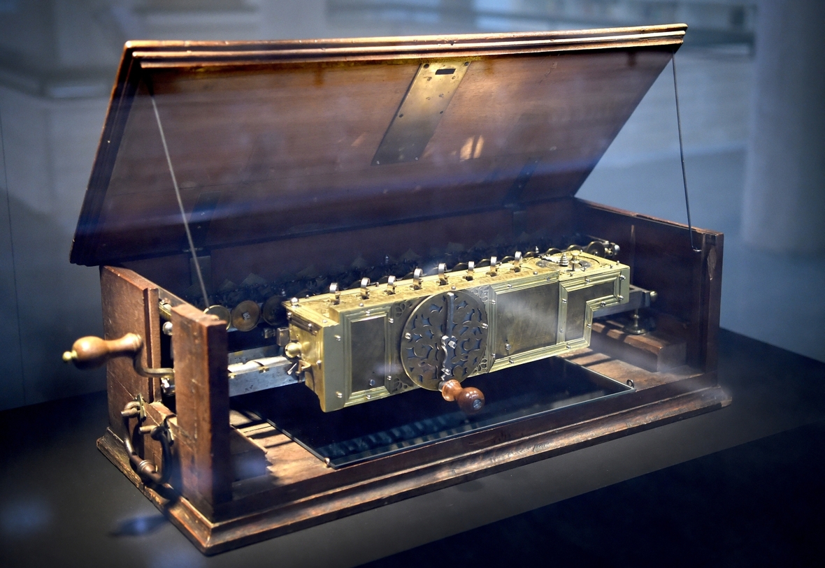 Die Leibniz-Rechenmaschine wird 2016 in der Gottfried Wilhelm Leibniz Bibliothek in Hannover ausgestellt.