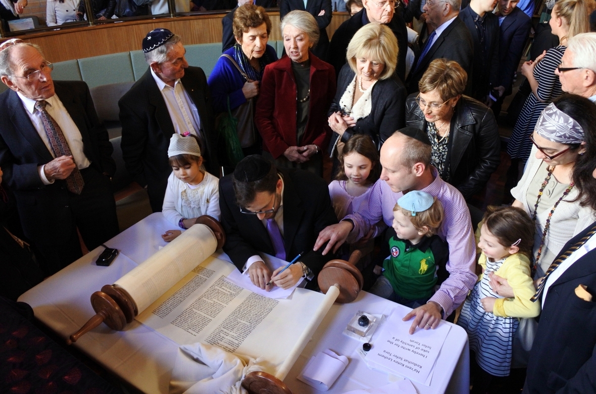 Tora-Rollen werden in einer Synagoge gezeigt.