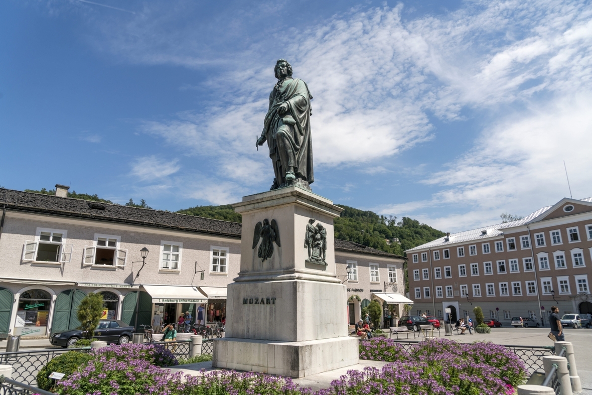 Mozartdenkmal auf dem Mozartplatz in Mozarts Geburtstag Salzburg, Österreich.