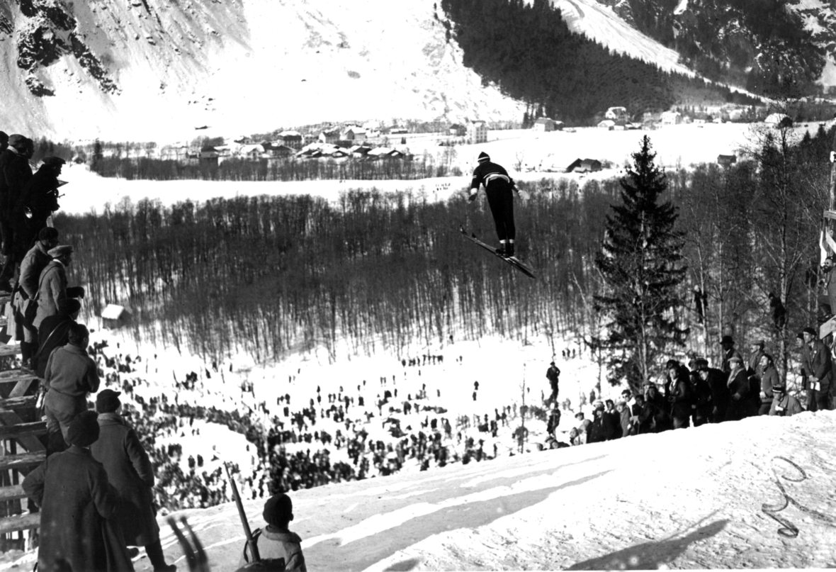 Der norwegische Skispringer, Skilangläufer und Segler Jacob Tullin Thams bei einem Sprung von der Kleinschanze während der Olympischen Winterspiele 1924 in Chamonix in Frankreich. 