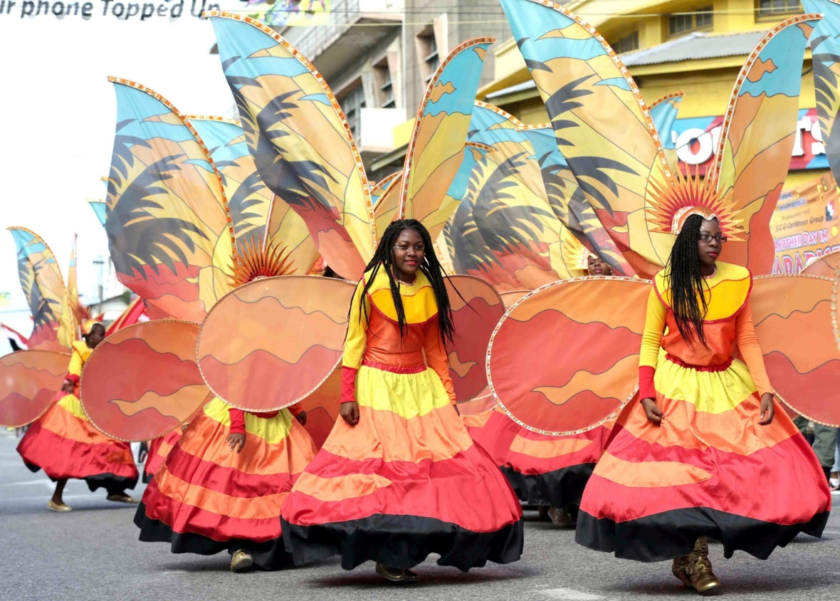 Auch Schulgruppen nehmen am Karnevalsumzug in Port of Spain, der Hauptstadt von Trinidad und Tobago, teil.