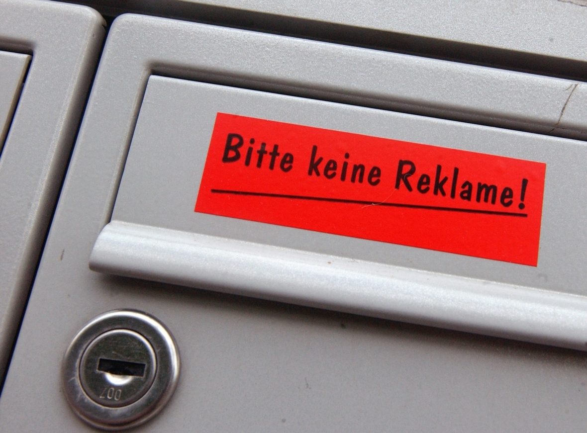 Vor unerwünschter Werbung sollen "Bitte keine Reklame"-Aufkleber schützen.